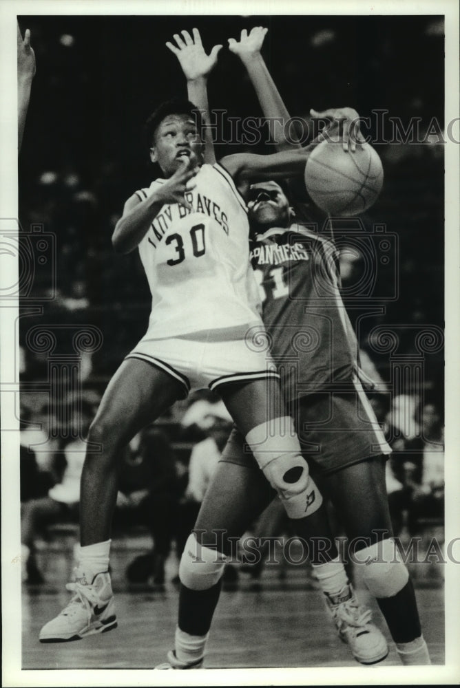 1990 Press Photo Alcorn State&#39;s Tami Varnado grabs a rebound on Deann Moore.- Historic Images