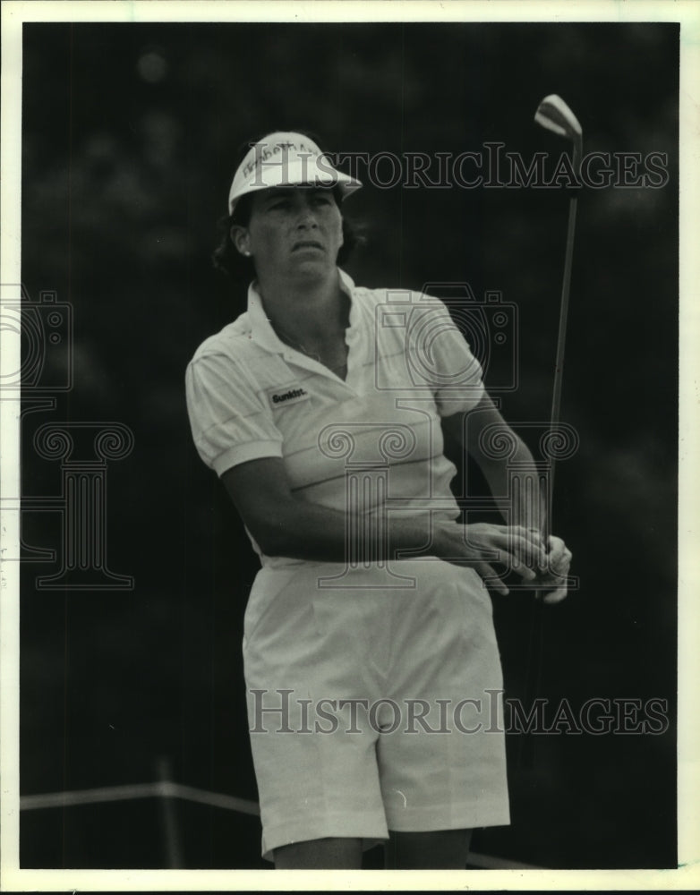 1986 Press Photo Golfer Amy Alcott watches flight of ball during third-round.- Historic Images