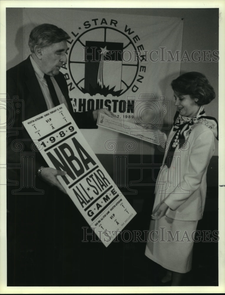 1989 Press Photo Rockets GM Ray Patterson; Houston Mayor Whitmire at ceremony.- Historic Images