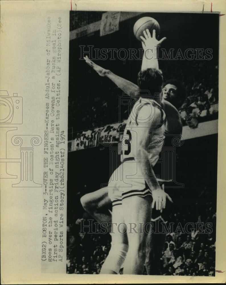 1974 Press Photo Milwaukee&#39;s Kareem Abdul-Jaabar shoots on Boston&#39;s Dave Cowens.- Historic Images