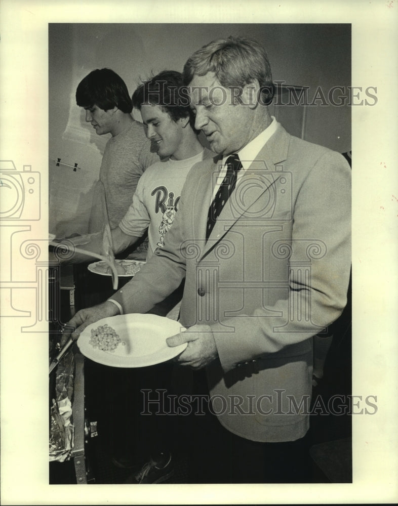 1979 Press Photo Rice University coach Ray Alborn grabs chow with his players.- Historic Images