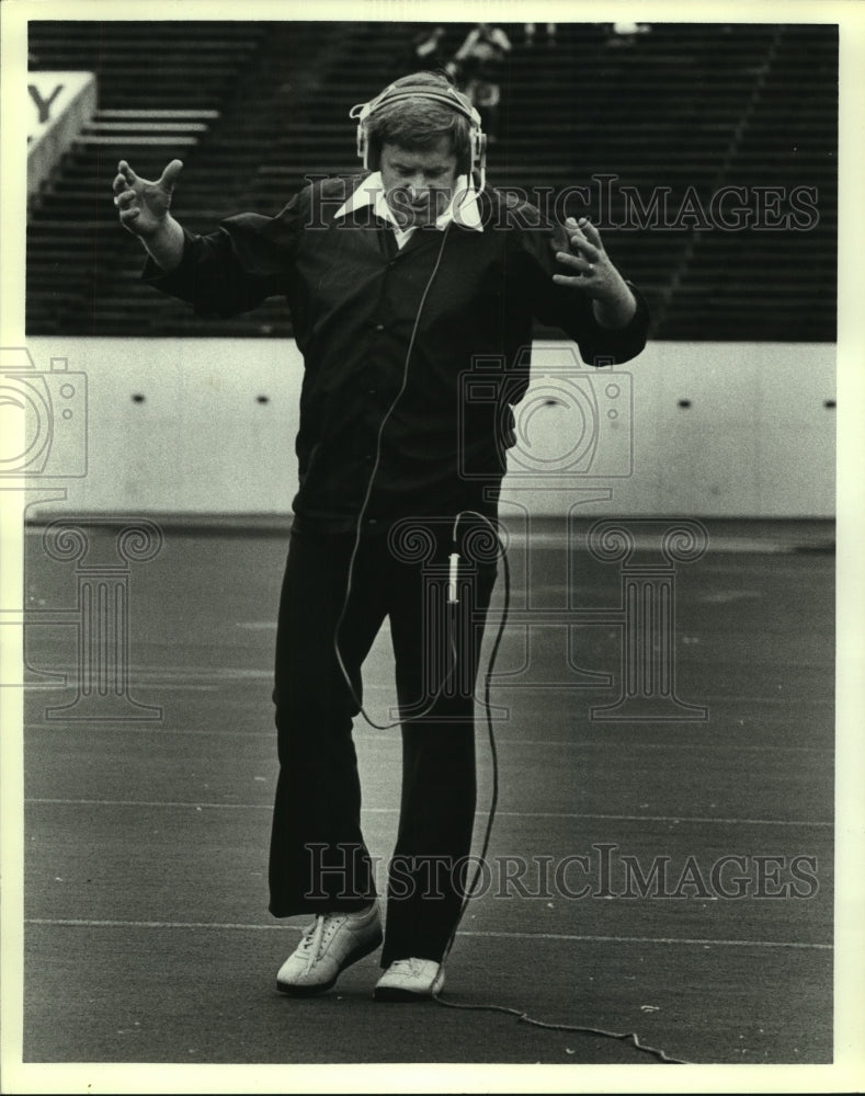 1979 Press Photo Rice University football coach Ray Alborn talks into headset.- Historic Images