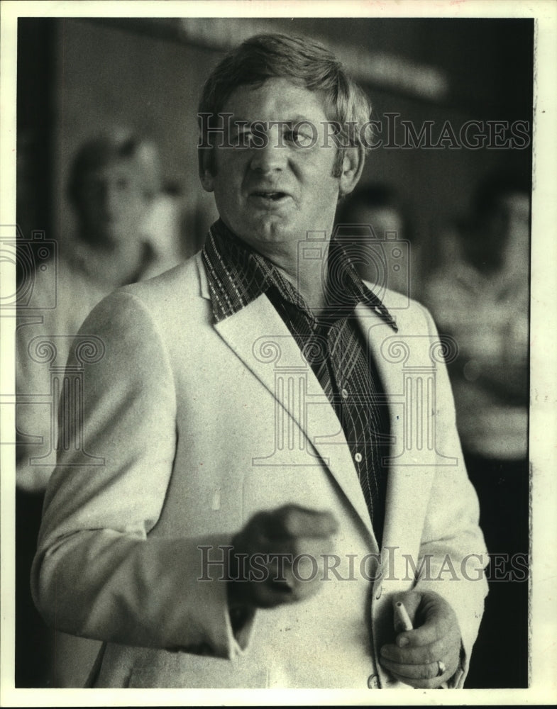 1979 Press Photo Rice University football coach Ray Alborn talks about Cougars.- Historic Images