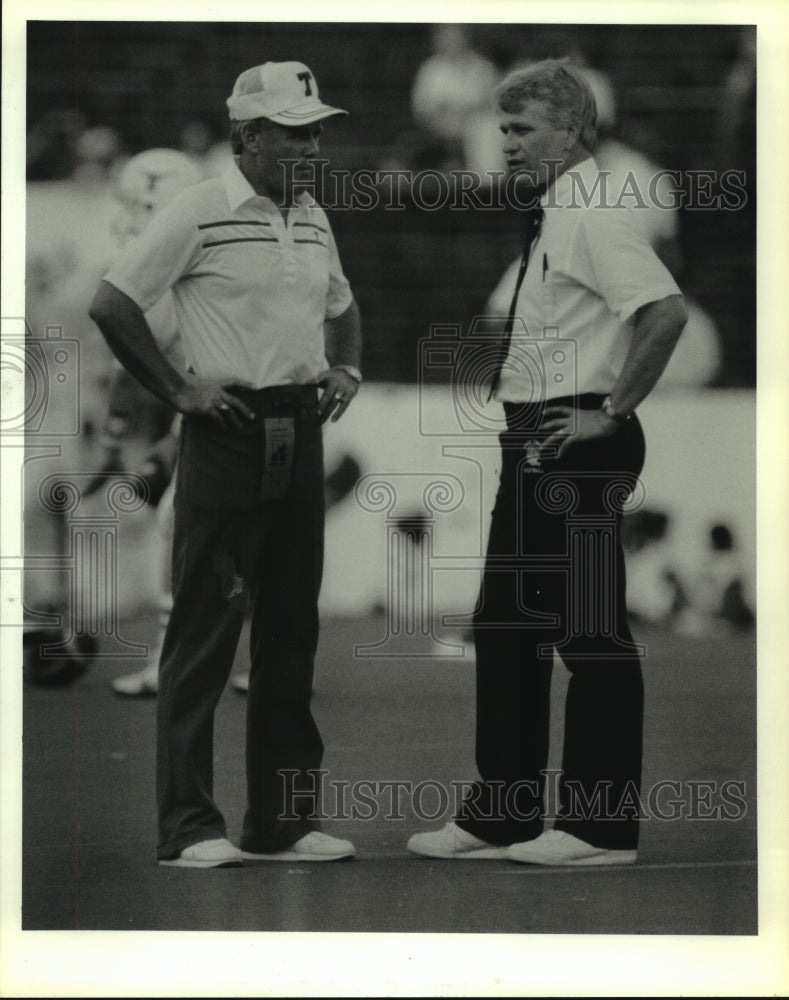 1986 Press Photo Texas coach Fred Akers &amp; Rice Coach Jerry Berndt talk at game.- Historic Images