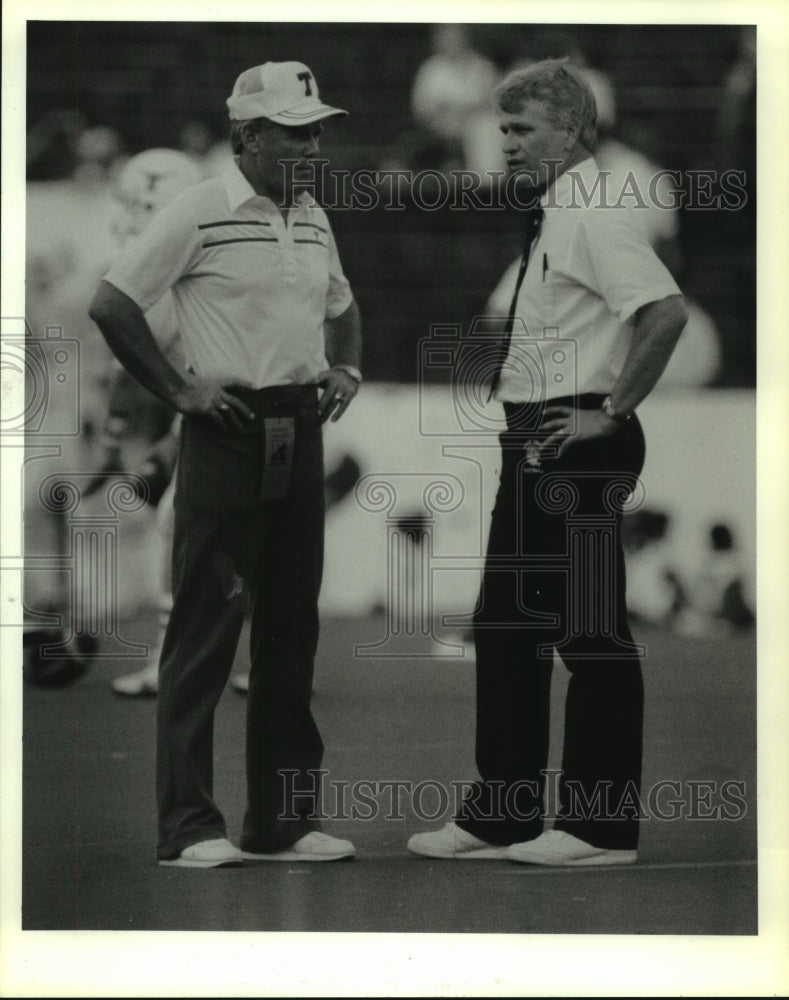 1986 Press Photo Texas coach Fred Akers & Rice Coach Jerry Berndt talk at game.- Historic Images