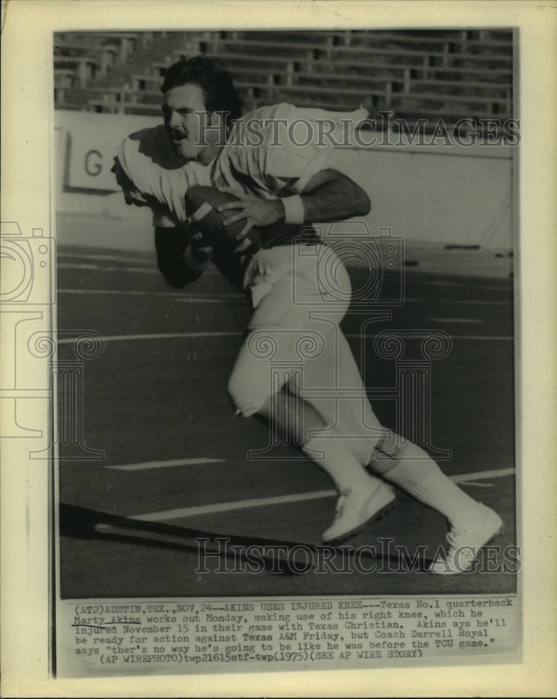 1975 Press Photo Texas&#39; quarterback Marty Akins works out after injuring knee.- Historic Images