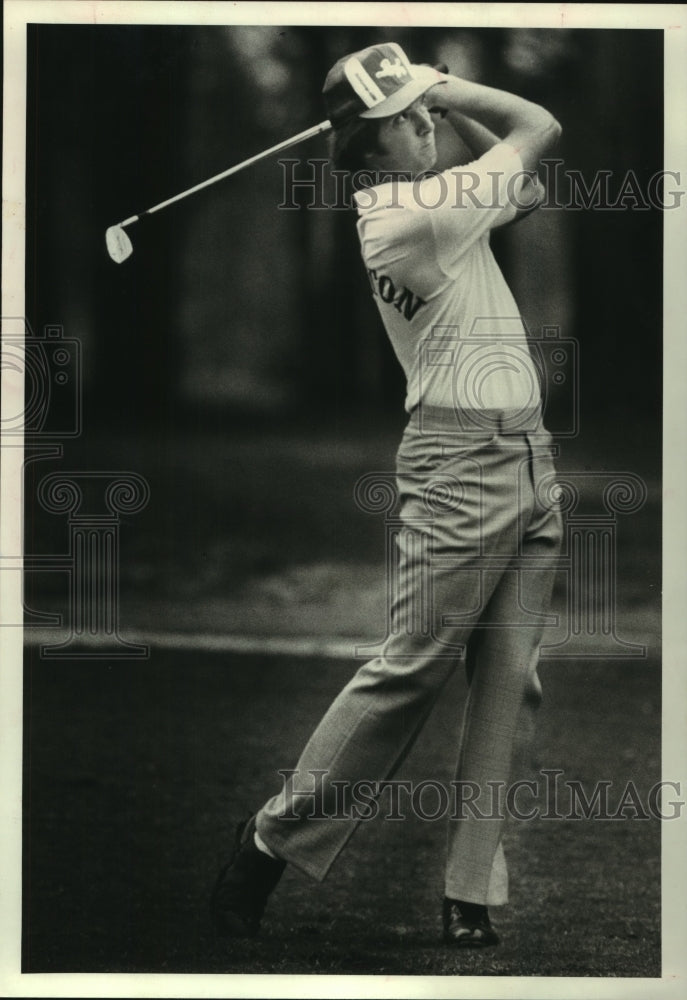 1980 Press Photo University of Houston golfer Ray Barr hits approach from #2.- Historic Images