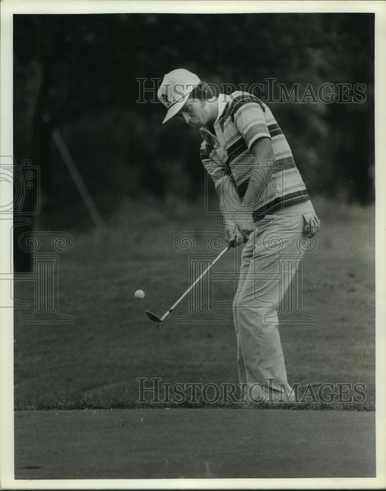 1979 Press Photo University of Houston golfer Ray Barr chips onto the green.- Historic Images