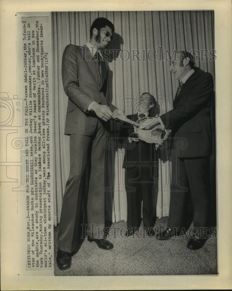 1972 Press Photo Kareem Abdul-Jabbar and Willie Shoemaker receive Dewer&#39;s award.- Historic Images