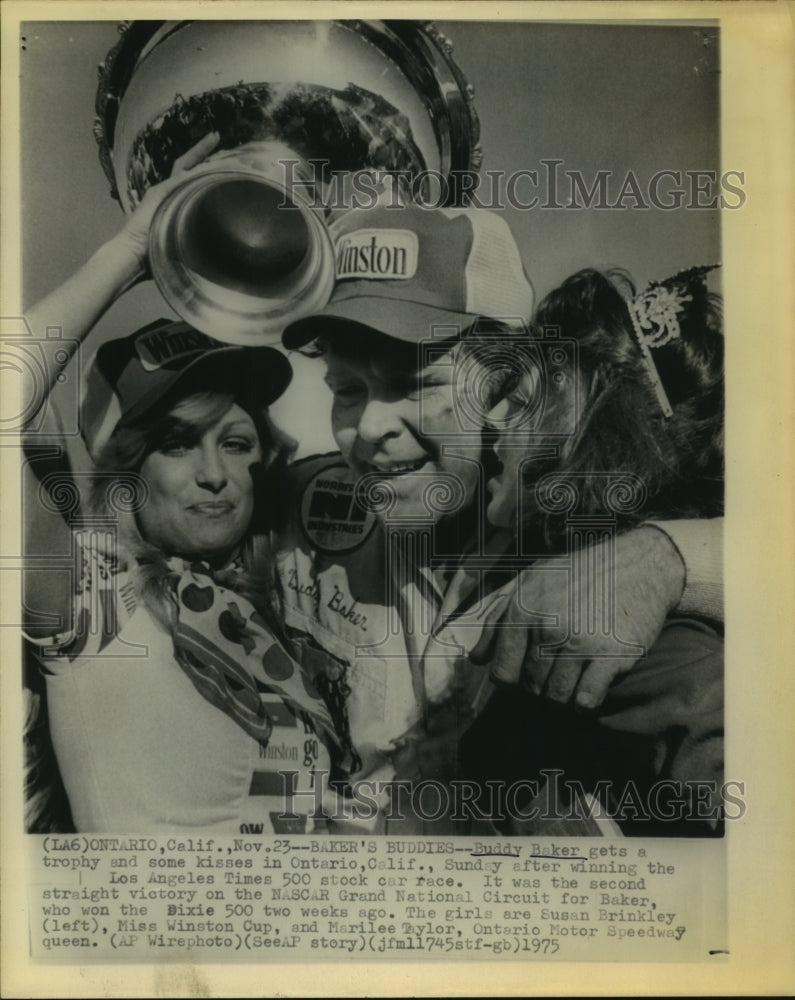 1975 Press Photo NASCAR driver Buddy Baker gets a trophy and kisses for victory.- Historic Images