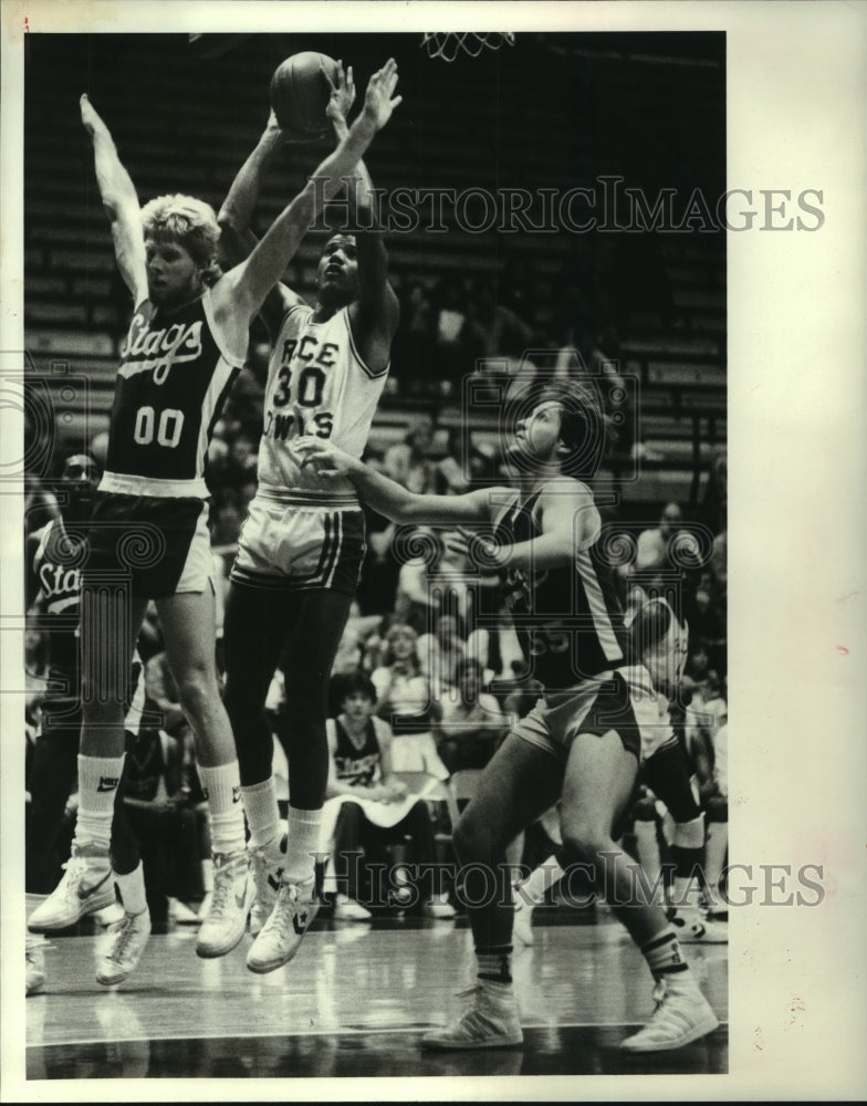 1983 Press Photo Rice&#39;s Tony Barnett scores two over two Concordia defenders.- Historic Images