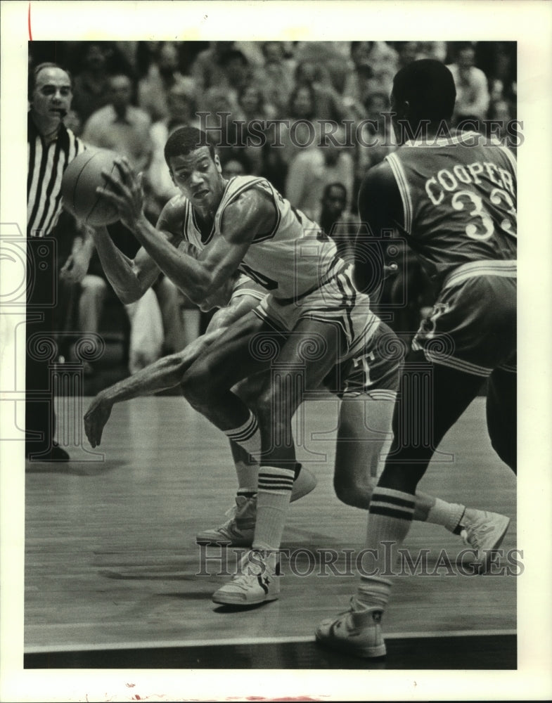 1985 Press Photo Rice&#39;s Tony Barnett looks to pass around Texas&#39; Carlton Cooper- Historic Images