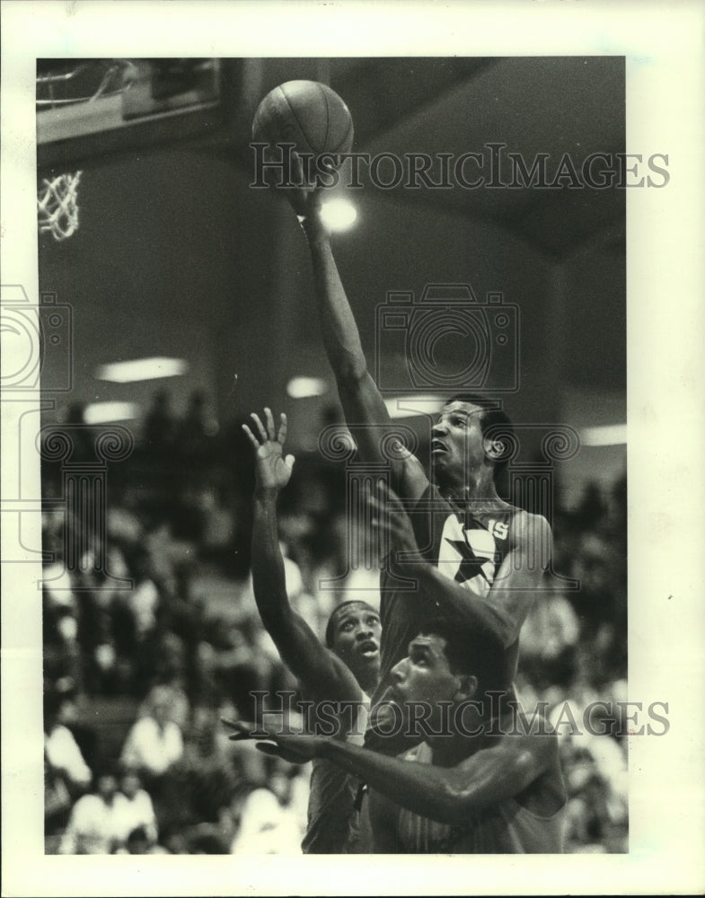 1986 Press Photo Tony Barnett scores on a layup for Team Converse Thursday night- Historic Images