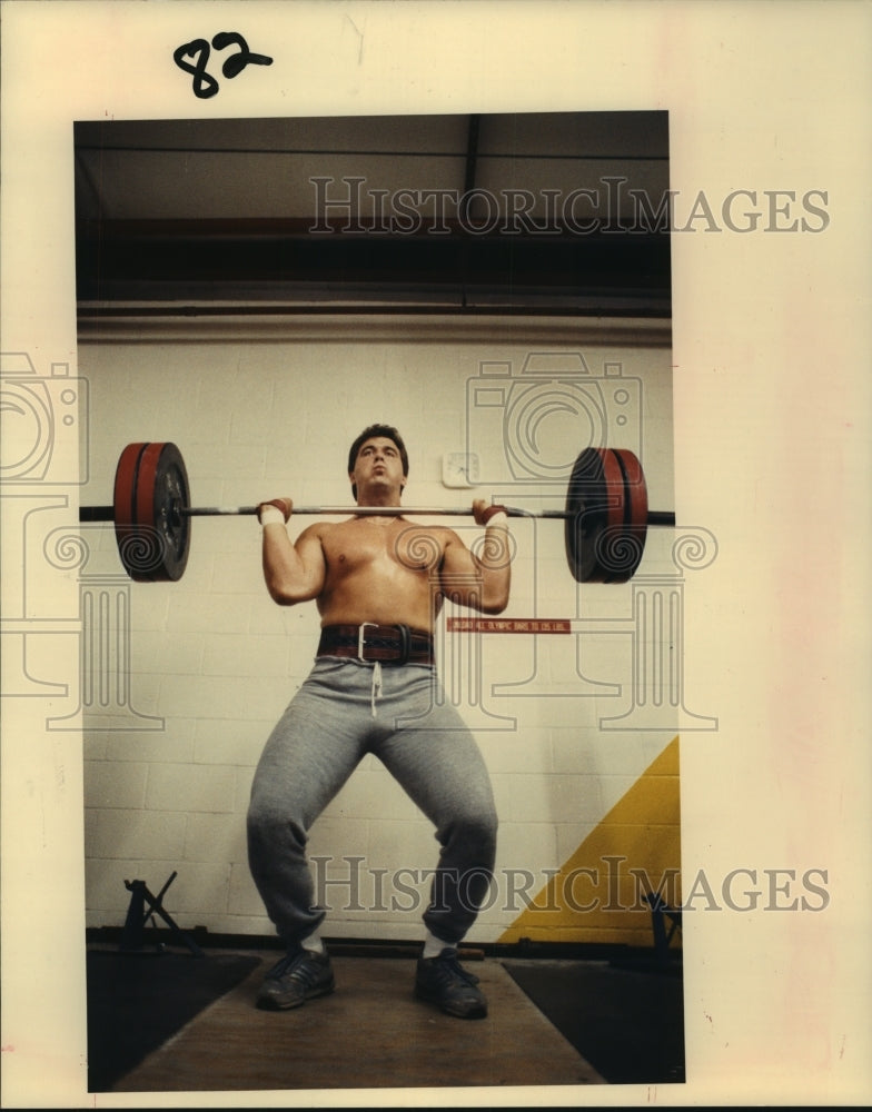 1989 Press Photo Ex-Texas A&amp;M star Randy Barnes trains with weights in Houston.- Historic Images