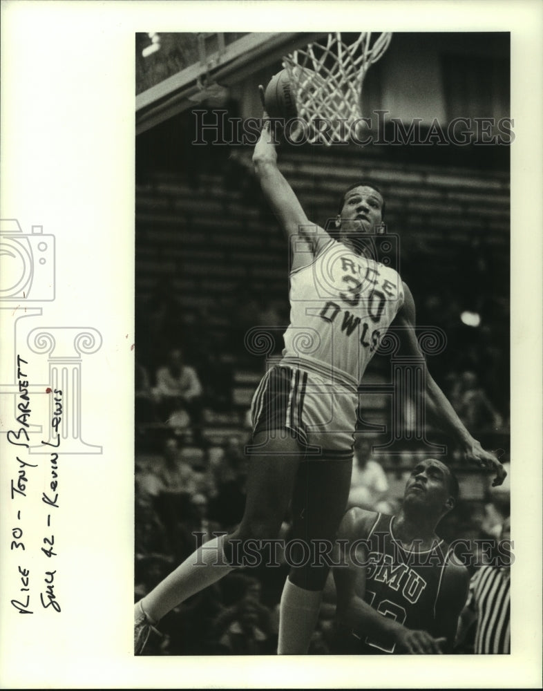 1984 Press Photo Rice University&#39;s Tony Barnett dunks over SMU&#39;s Kevin Lewis.- Historic Images