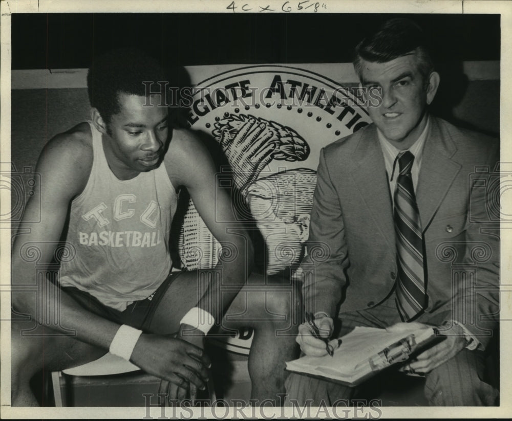 1971 Press Photo Texas Christian basketball standout Eugene Kennedy with coach.- Historic Images