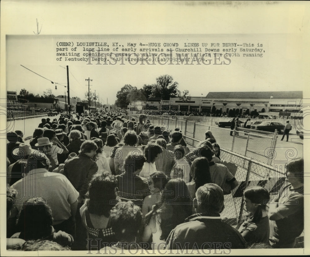 1974 Press Photo Crowd awaits gate to open for Kentucky Derby at Churchill Downs- Historic Images