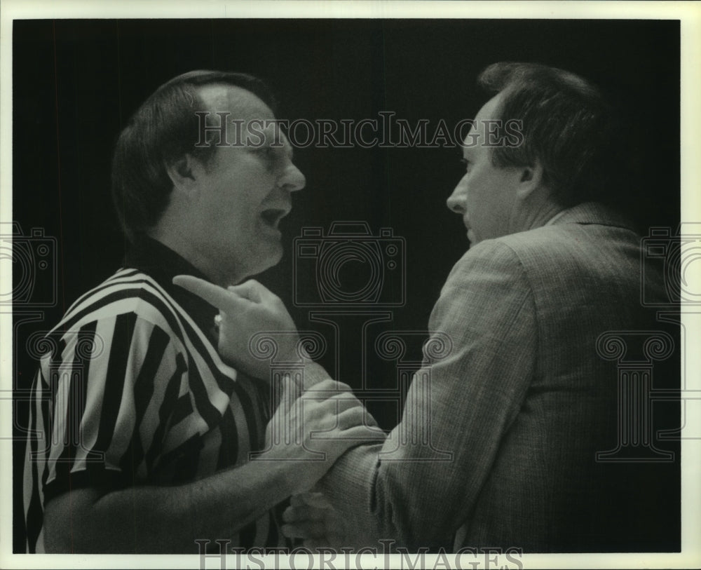 1986 Press Photo Texas Christian basketball coach Jim Killingsworth makes point- Historic Images