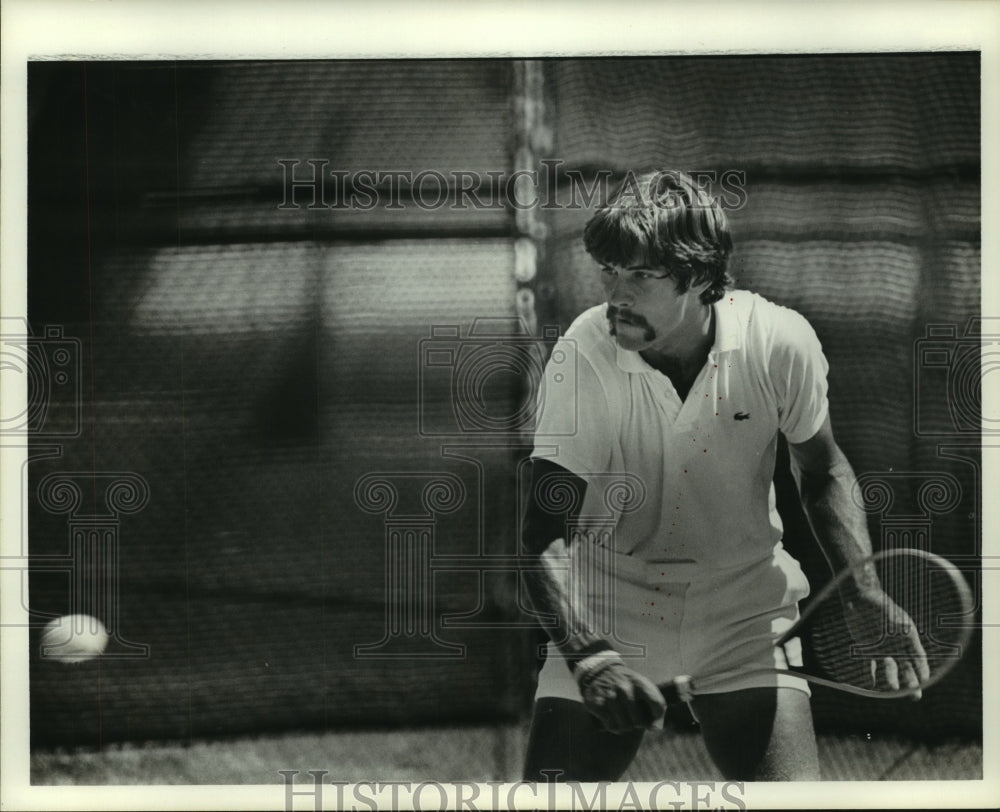 1975 Press Photo Trinity College tennis player David King hits a backhand.- Historic Images