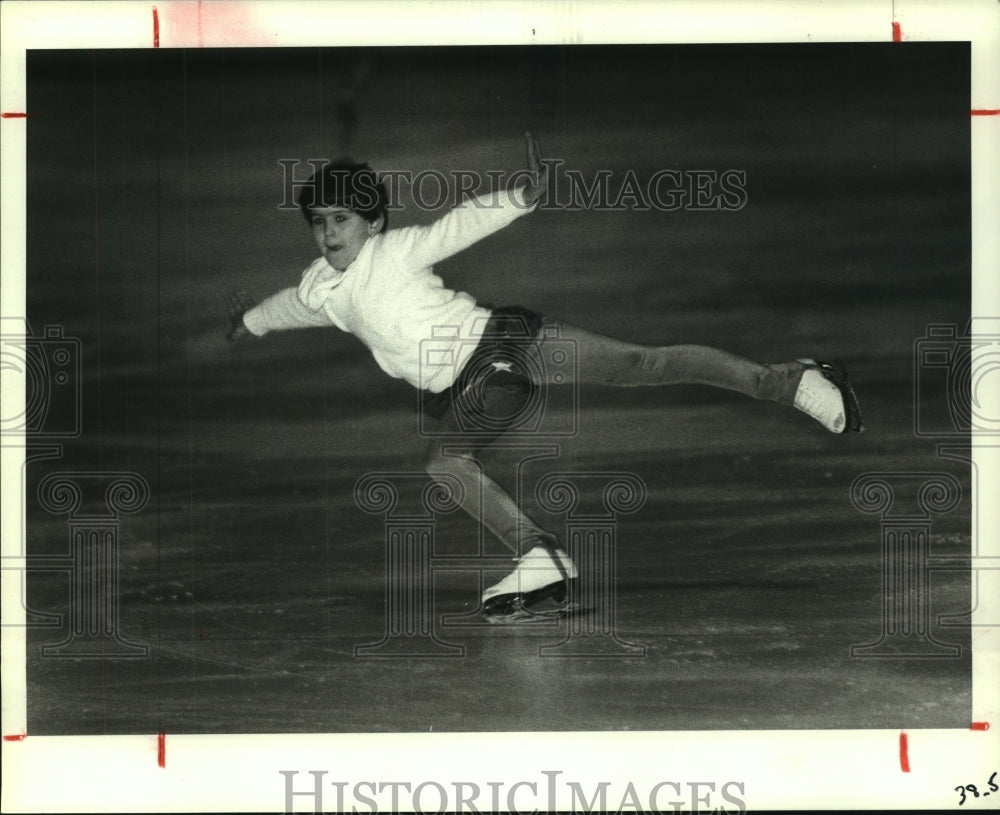 1985 Press Photo Figure skater Jennifer King works on her form in free style.- Historic Images