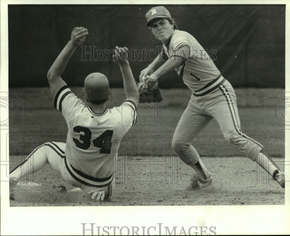 1984 Press Photo Rice University shortstop Kent Koppa tries to turn double play.- Historic Images