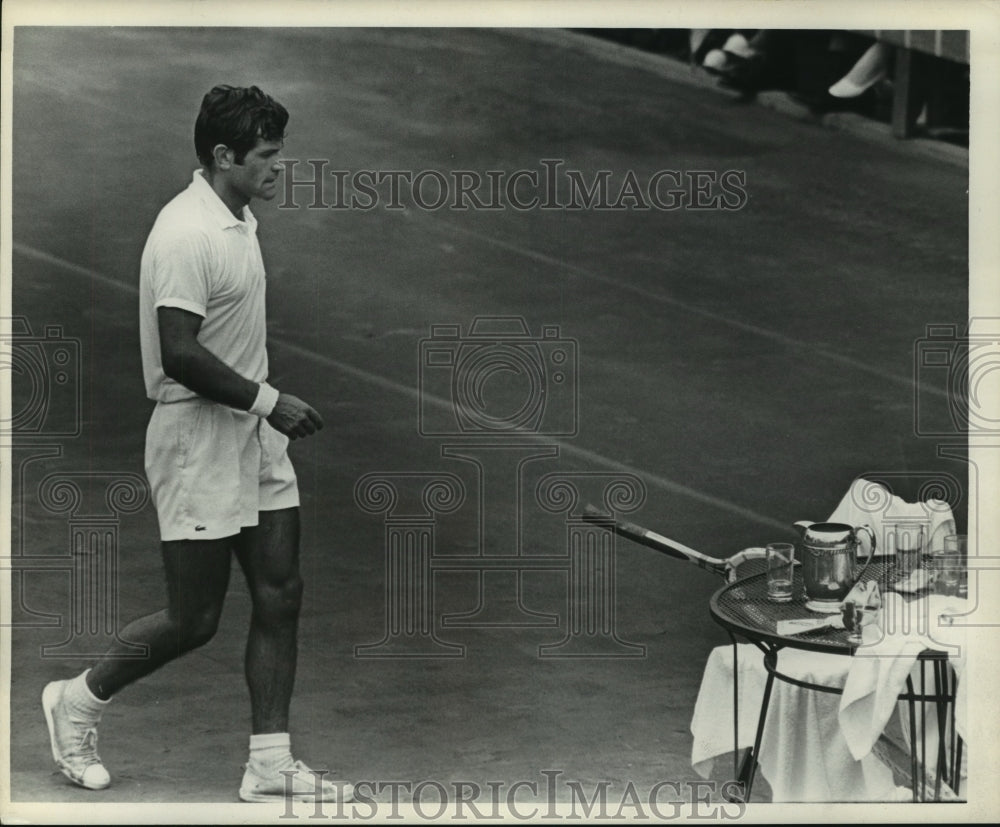 1968 Press Photo Pro tennis player Boro Jovanovic of Yugoslavia tosses racquet.- Historic Images