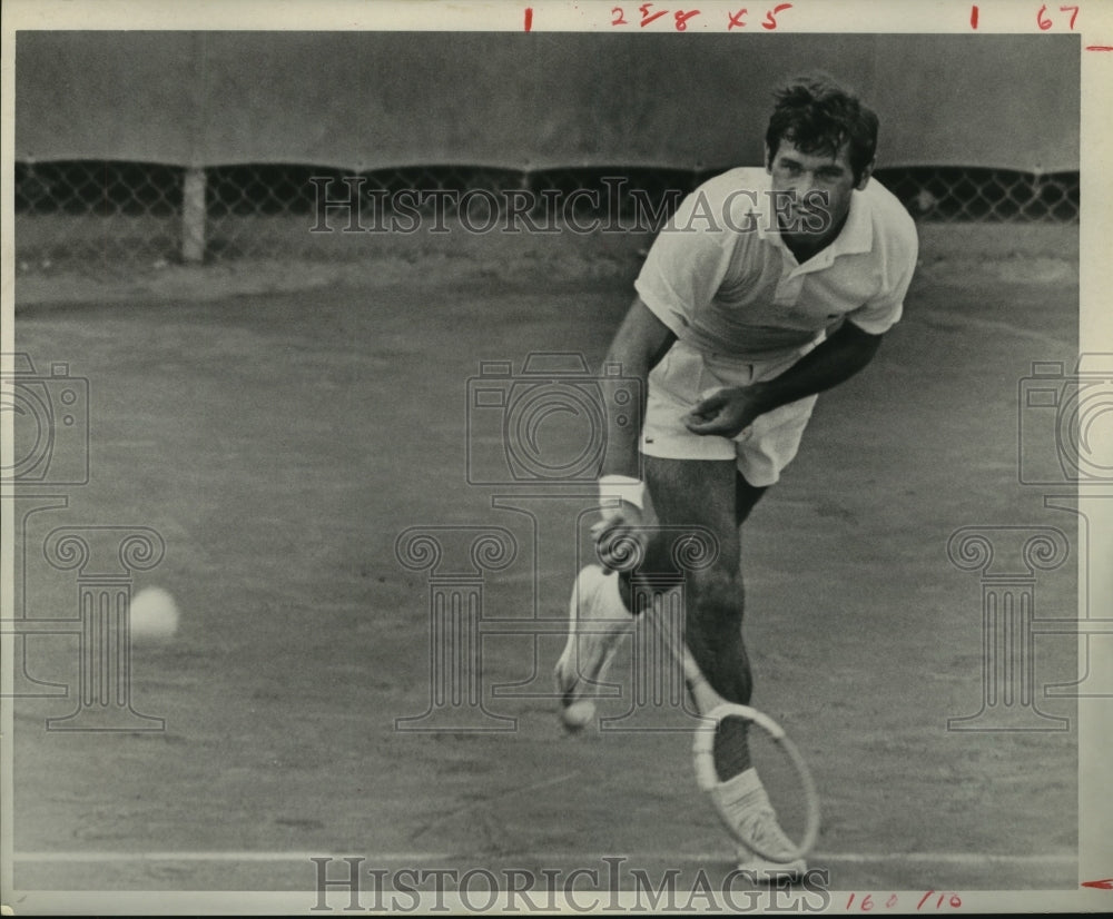 1968 Press Photo Pro tennis player Boro Jovanovic of Yugoslavia serves the ball.- Historic Images