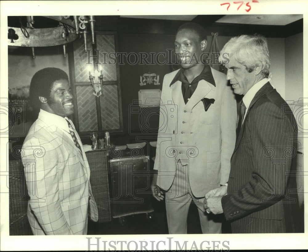 1979 Press Photo Oilers star Earl Campbell and Rockets Lee Johnson, coach Harris- Historic Images