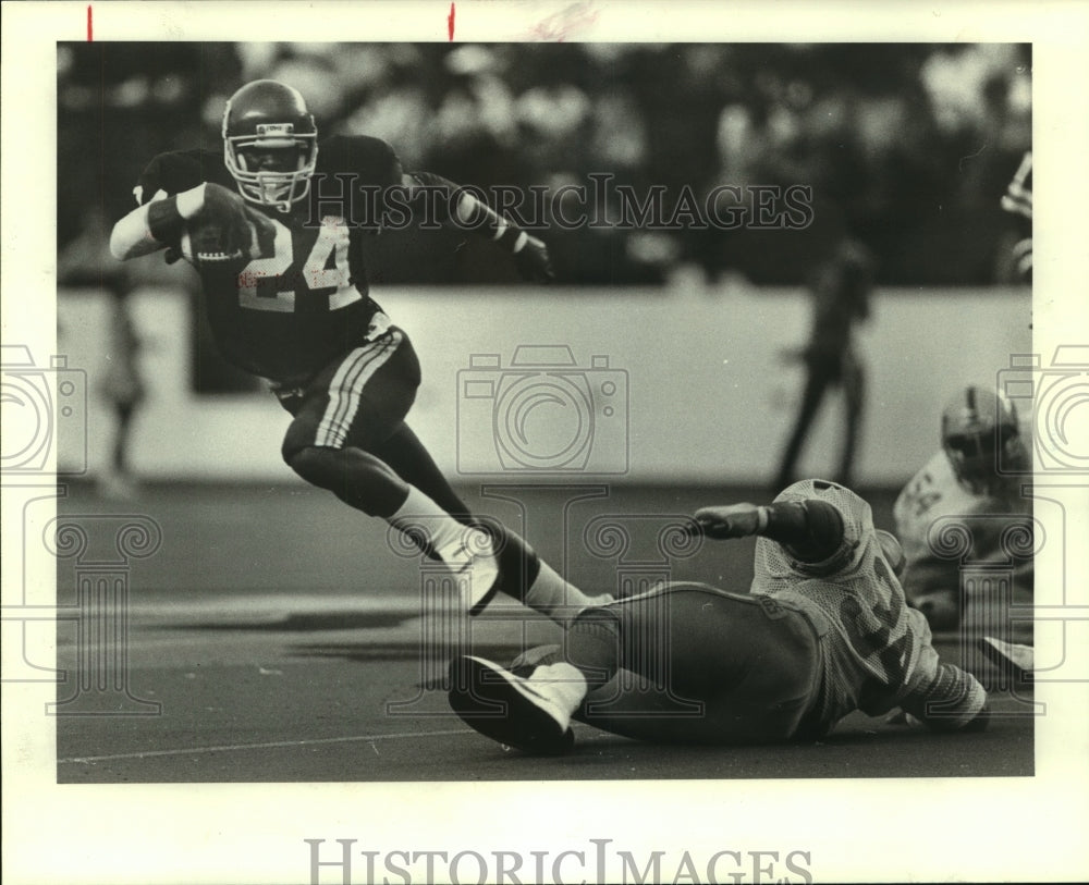 1986 Press Photo Texas Southern's Nate Johnson runs for first down. - hcs08106- Historic Images