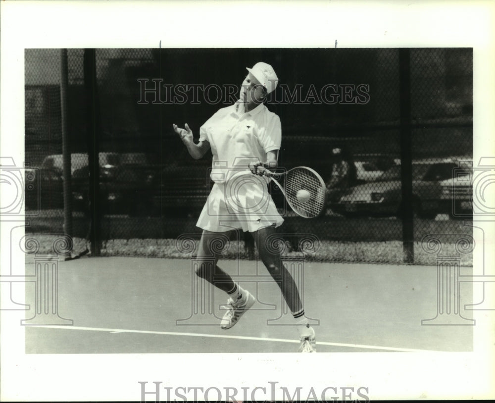 1990 Press Photo Universtiy of Texas tennis player Susan Gilchrist hits forehand- Historic Images