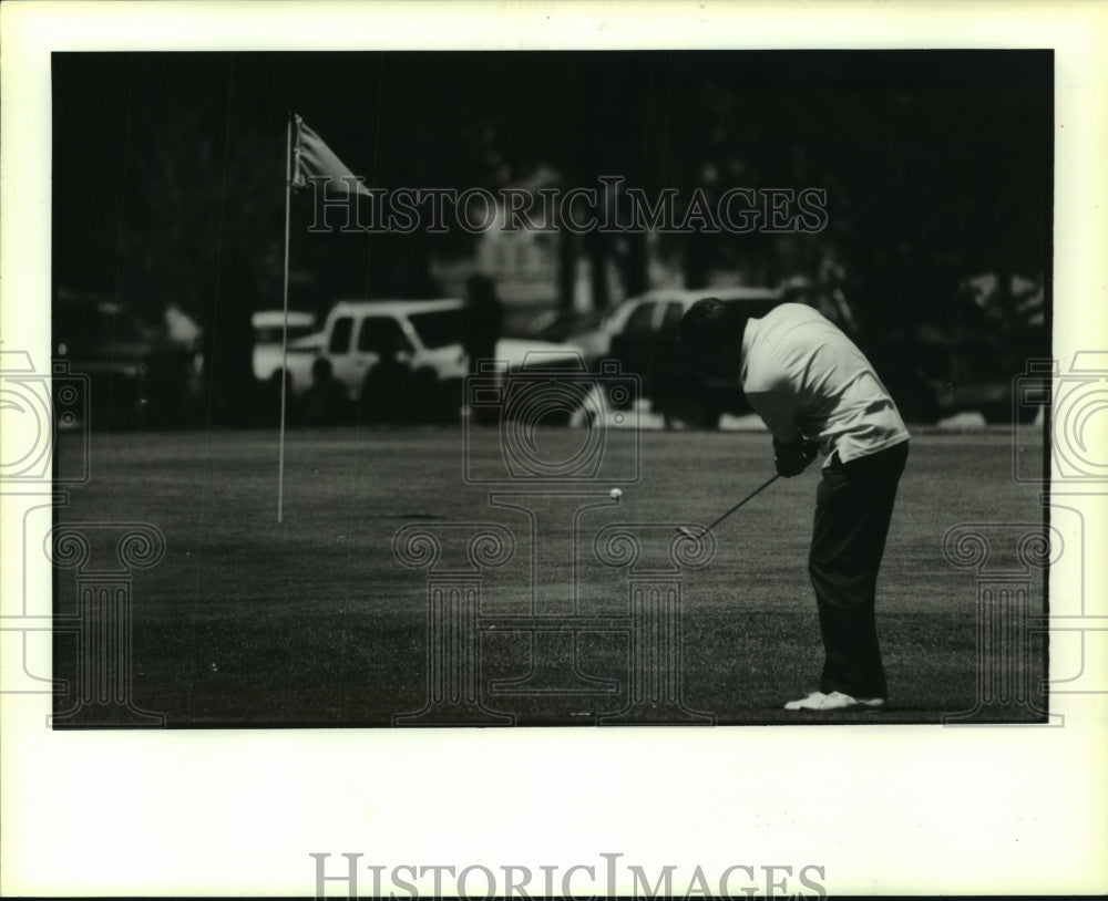 1988 Press Photo Golfer chips onto green. - hcs08122- Historic Images