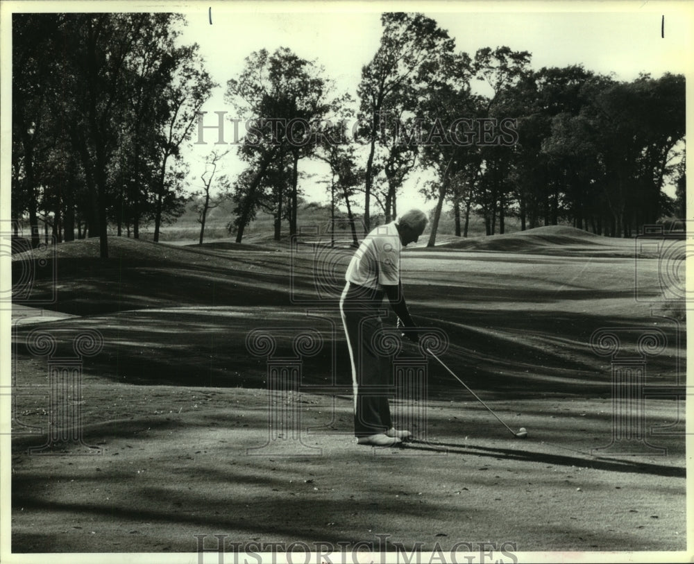 1988 Press Photo Golf Pro John Maca at new Bay Oaks Country Club in Clear Lake.- Historic Images