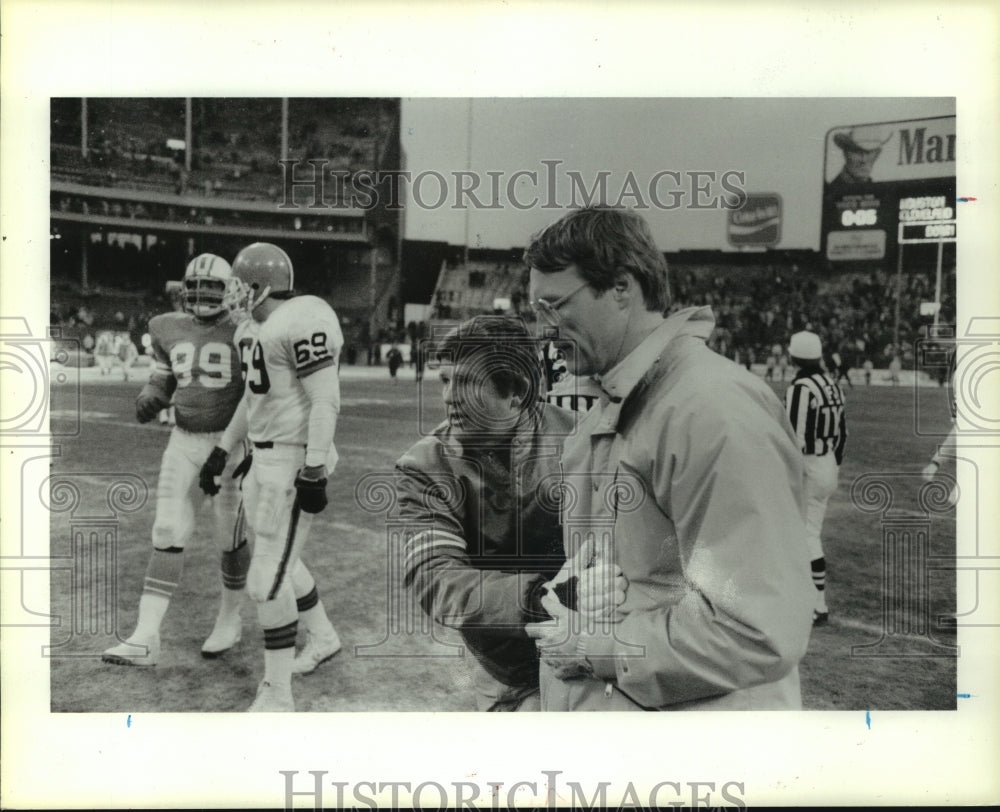 1985 Press Photo Oilers&#39; Jerry Glanville with Browns&#39; coach Marty Schottenheimer- Historic Images