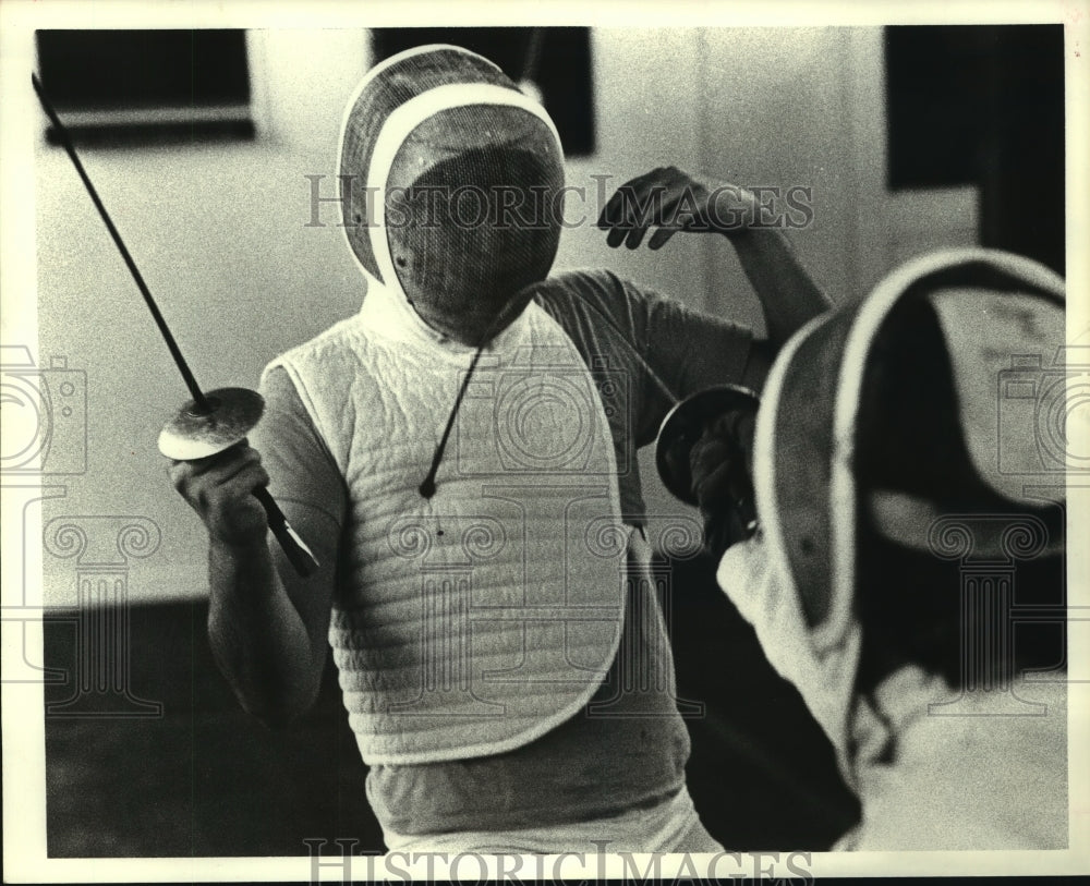 1978 Press Photo Fencers Tom Rechtien and Mitchell Peterson in action.- Historic Images