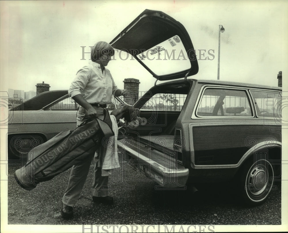 1981 Press Photo Stephanie Farwig of Houston Baptist loads golf clubs in her car- Historic Images