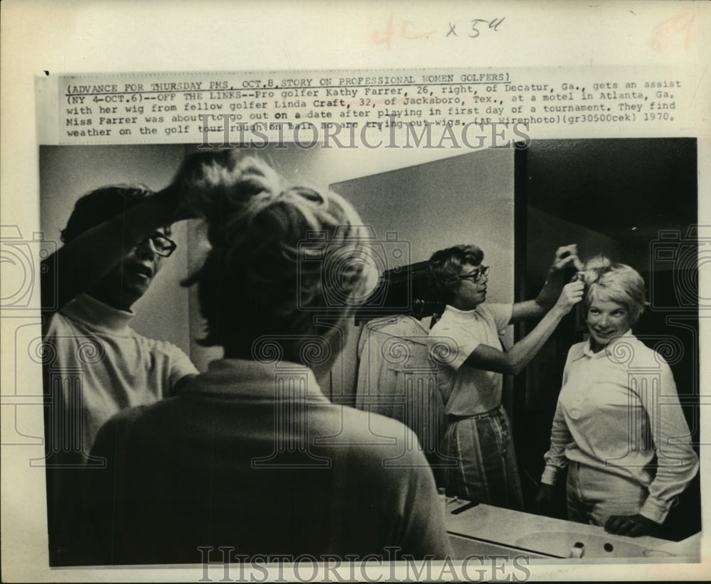 1970 Press Photo Pro golfers Kathy Farrer and Linda Craft work on their hair.- Historic Images