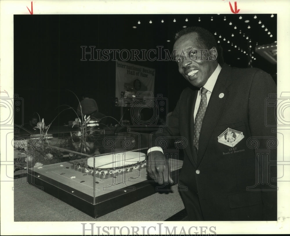 1987 Press Photo Deacon Jones poses with International Boxing Hall of Fame model- Historic Images