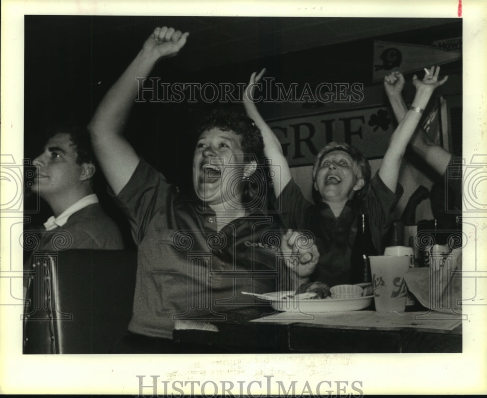 1986 Press Photo Colleen Kelly, Win Rogers watch Rockets-Celtics game at bar.- Historic Images