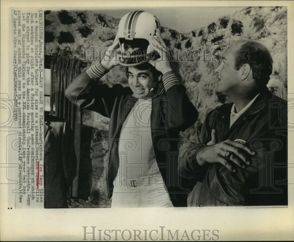 1970 Press Photo Quarterback Joe Kapp signs with Boston Patriots; coach looks on- Historic Images