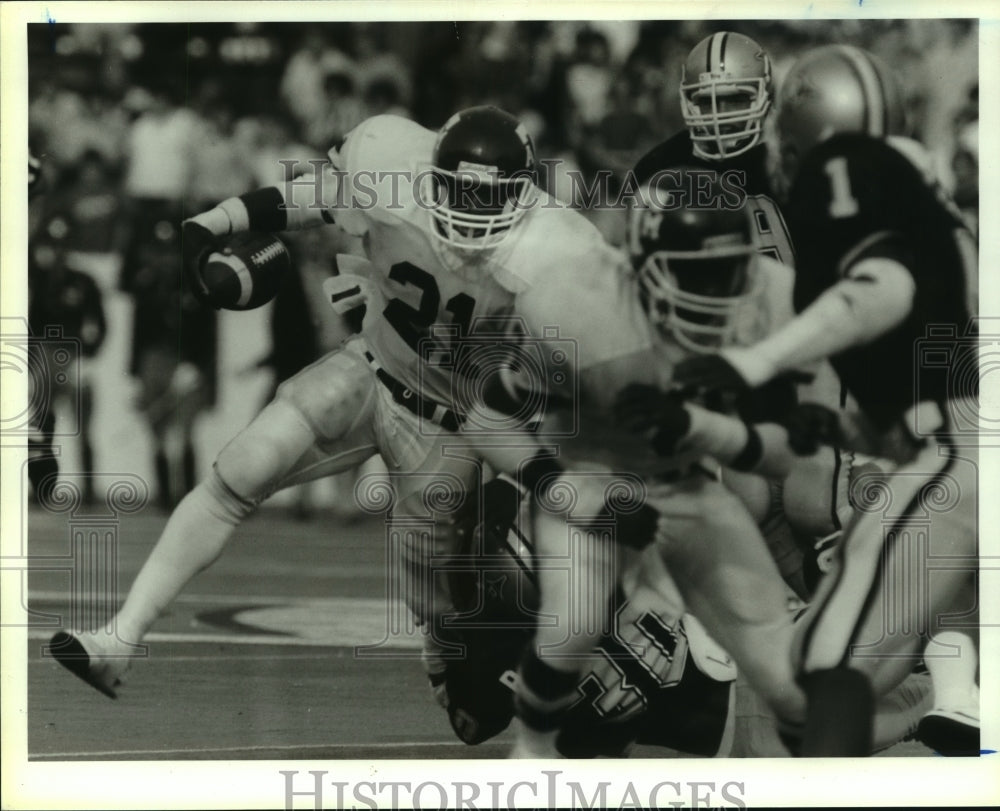 1985 Press Photo Texas A&amp;M&#39;s Harry Johnson tries to elude Rice&#39;s Roy Thompson.- Historic Images