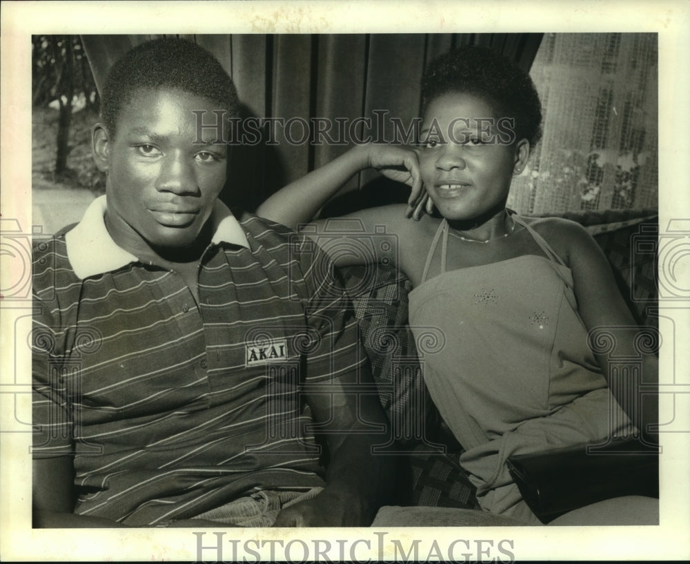 1981 Press Photo Ugandan boxer Ayub Kalule and his wife Ziyada smile for camera- Historic Images