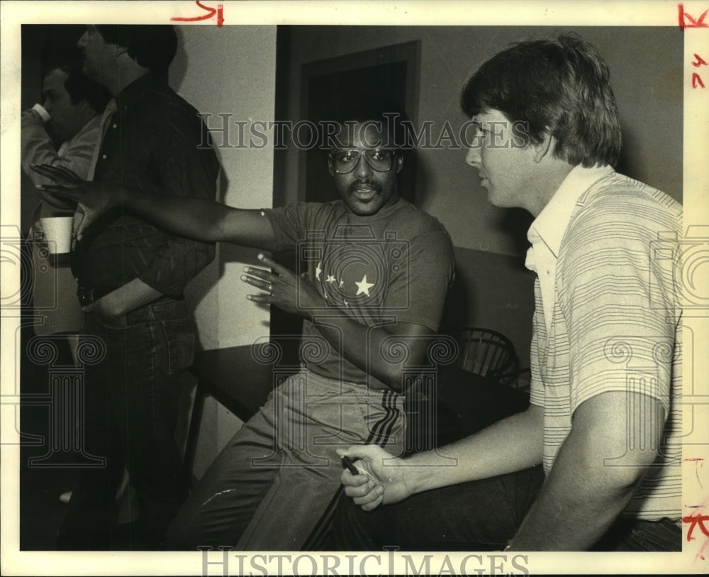 1980 Press Photo Houston Oilers&#39; receiver Billy Johnson talks with a newsman.- Historic Images