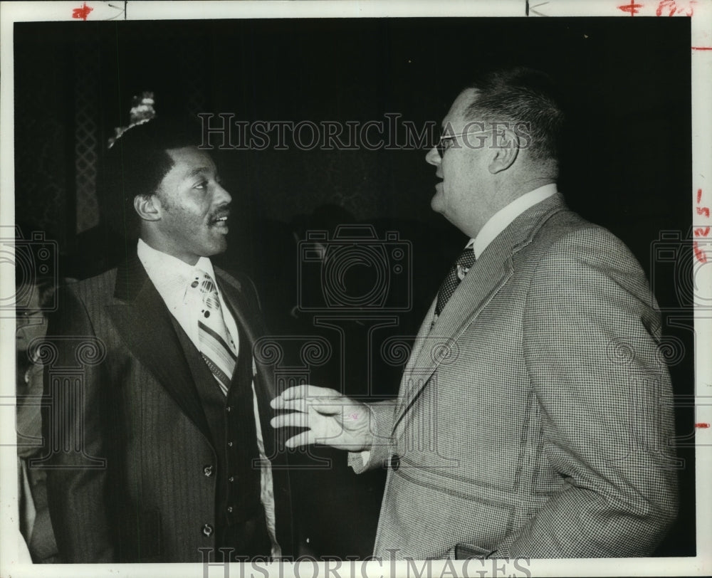 1978 Press Photo Houston Oilers Billy Johnson chats with coach Bum Phillips.- Historic Images