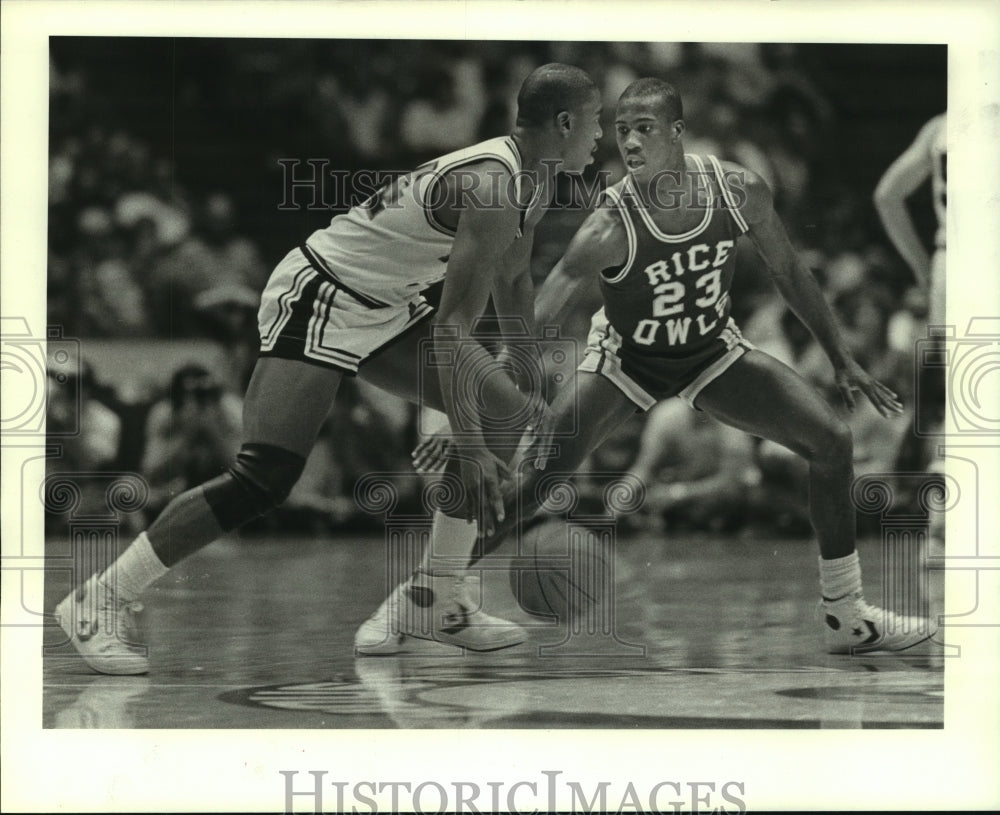 1984 Press Photo Rice&#39;s Teddy Johnson defends agains Texas Tech&#39;s Vince Taylor.- Historic Images