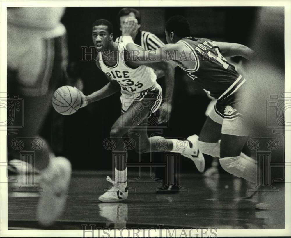 1984 Press Photo Teddy Johnson looks downcourt as Ricky Norton plays defense- Historic Images