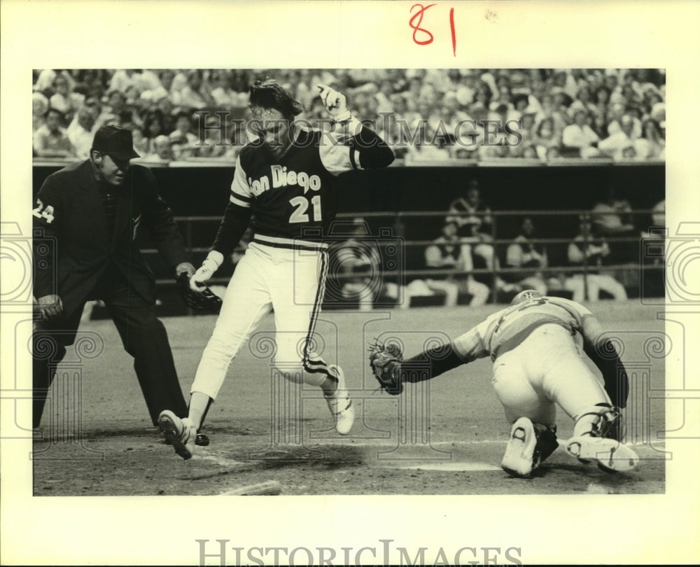 1979 Press Photo San Diego Padres&#39; Jay Johnstone eludes Houston Astros tag.- Historic Images