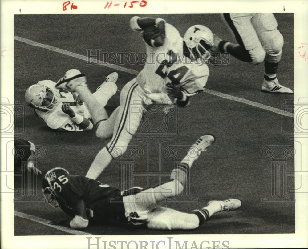 1979 Press Photo Texas&#39; A.J. &quot;Jam&quot; Jones runs ball through Houston&#39;s line.- Historic Images