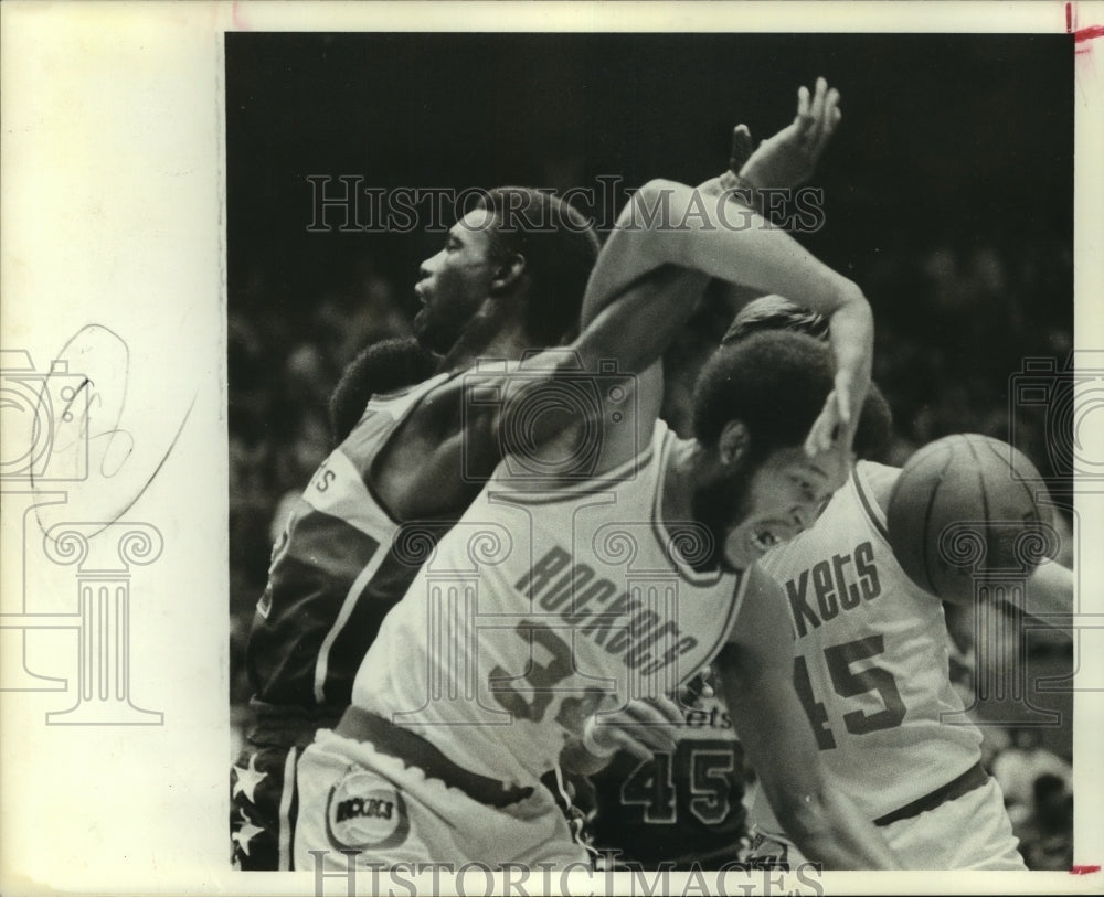 1975 Press Photo Houston Rockets&#39; John Johnson battles for loose ball.- Historic Images