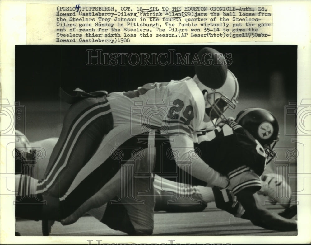 1988 Press Photo Oilers Patrick Allen hits Steelers Troy Johnson; causes fumble.- Historic Images