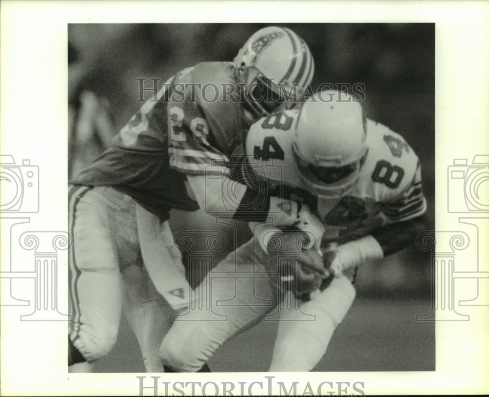 1988 Press Photo Oilers&#39; Patrick Allen strips ball from Cardinals&#39; J.T. Smith.- Historic Images